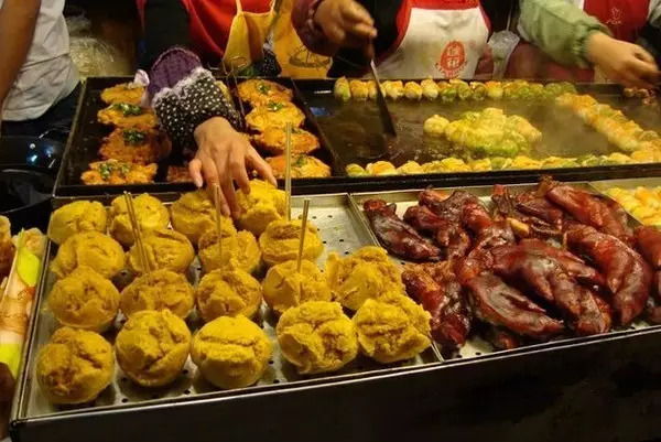 福州街頭小吃奇緣，味蕾與友情的交織溫情