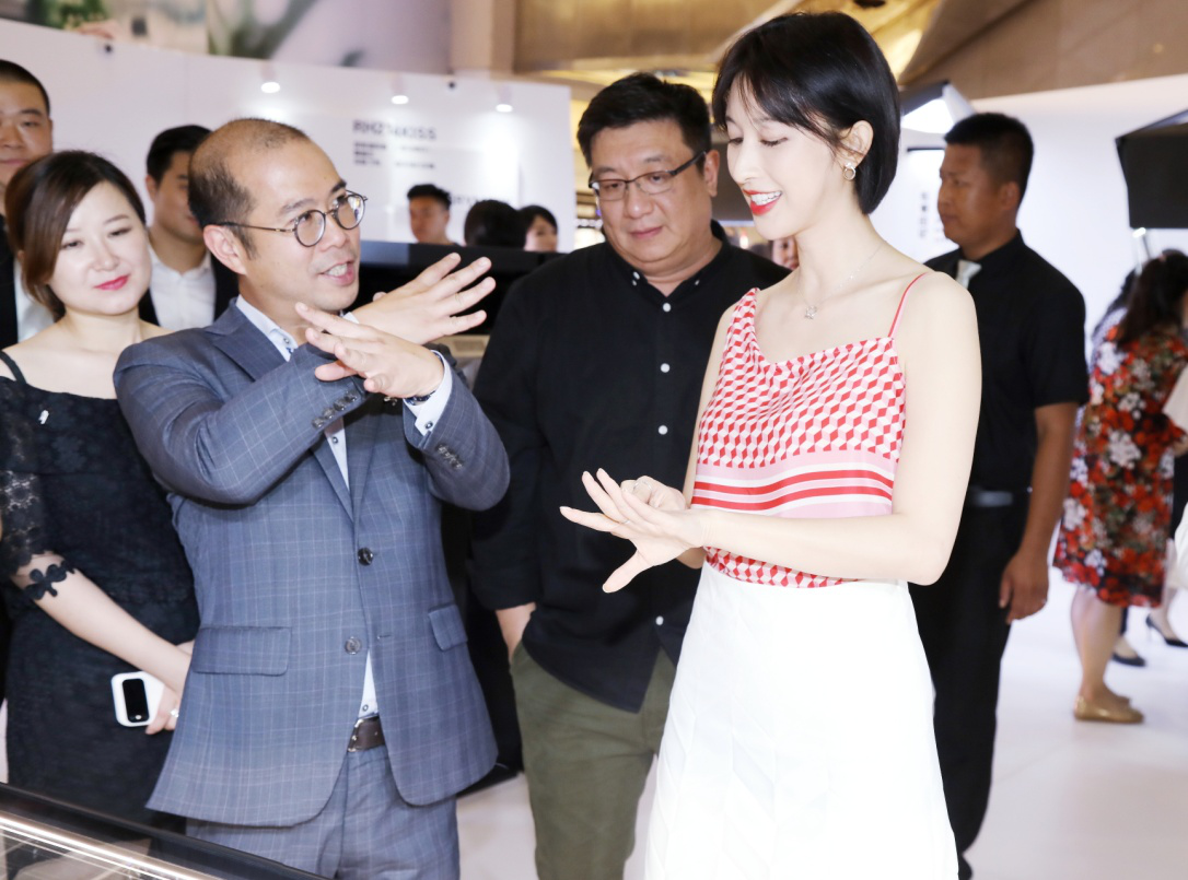 最新女演員引領(lǐng)心靈探索之旅，自然美景與藝術(shù)之心的交匯點(diǎn)