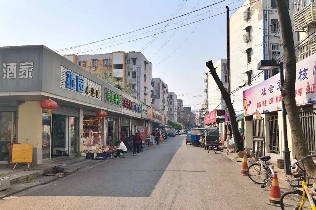 國足比賽風(fēng)采與小巷深處的足球文化小店