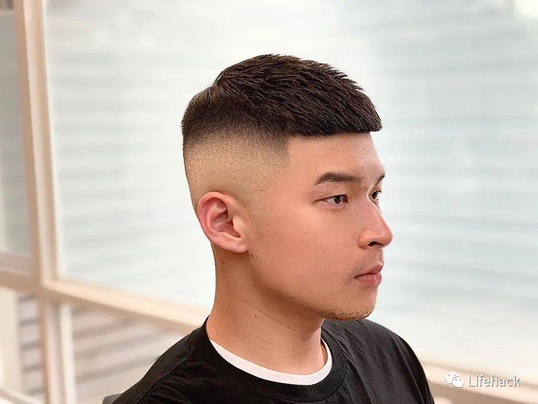 潮流變遷下的男生發(fā)型演變，探究其在現(xiàn)代社會的地位與影響