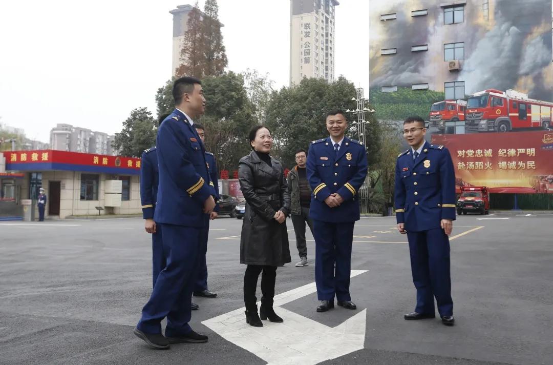 南紅演員小玲的彩色日常，友情、舞臺(tái)與愛(ài)的演繹
