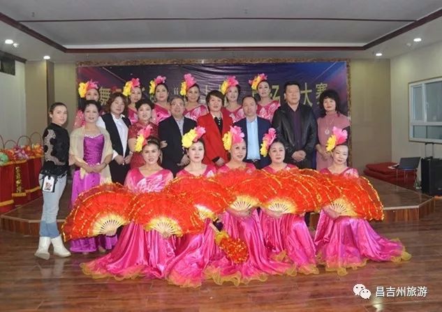 娜娜廣場舞新作，舞動風采，展現(xiàn)社區(qū)活力